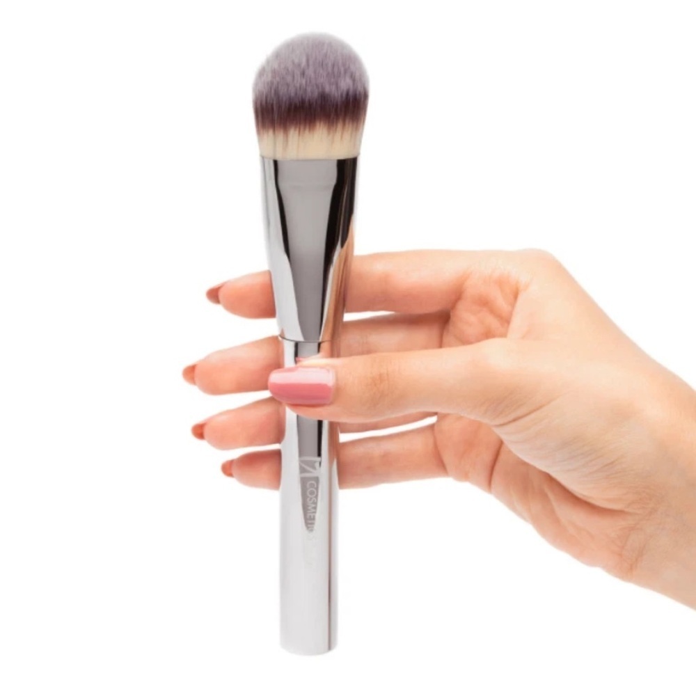 it Cosmetics Foundation Brush - Picture 2 of 8